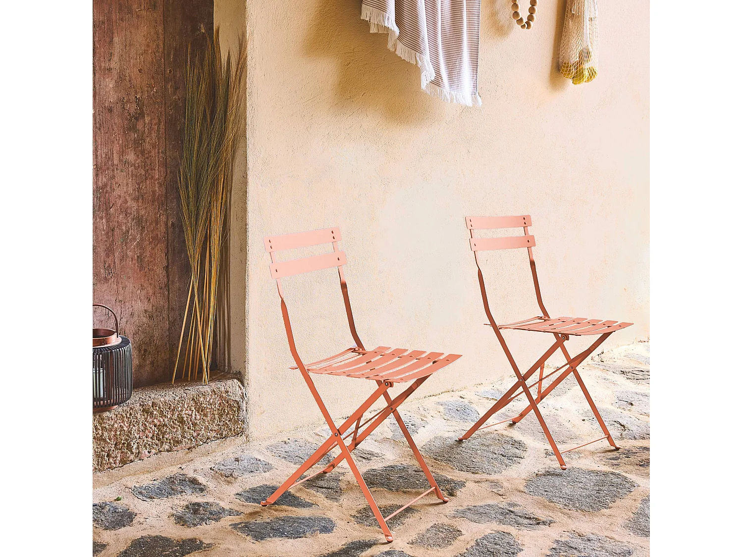 Lot de 2 chaises de jardin bistrot pliables en acier thermolaqué. 49.5 x 41 x 80.5cm