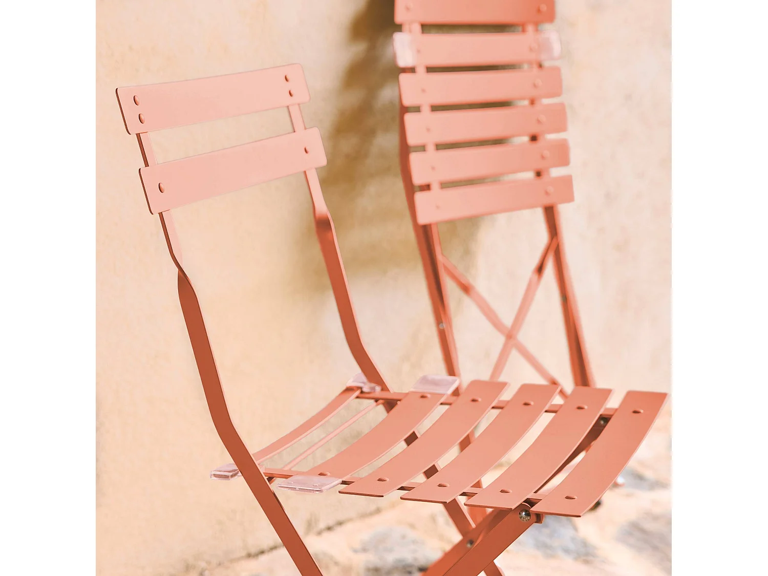 Lot de 2 chaises de jardin bistrot pliables en acier thermolaqué. 49.5 x 41 x 80.5cm