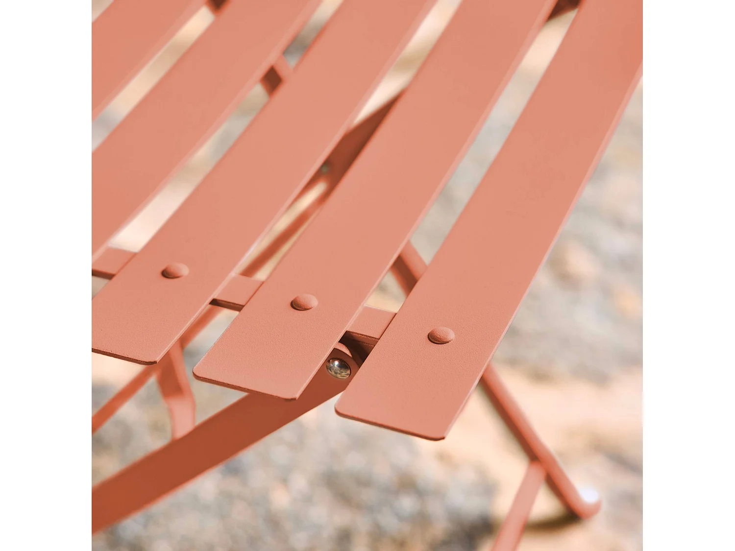 Lot de 2 chaises de jardin bistrot pliables en acier thermolaqué. 49.5 x 41 x 80.5cm