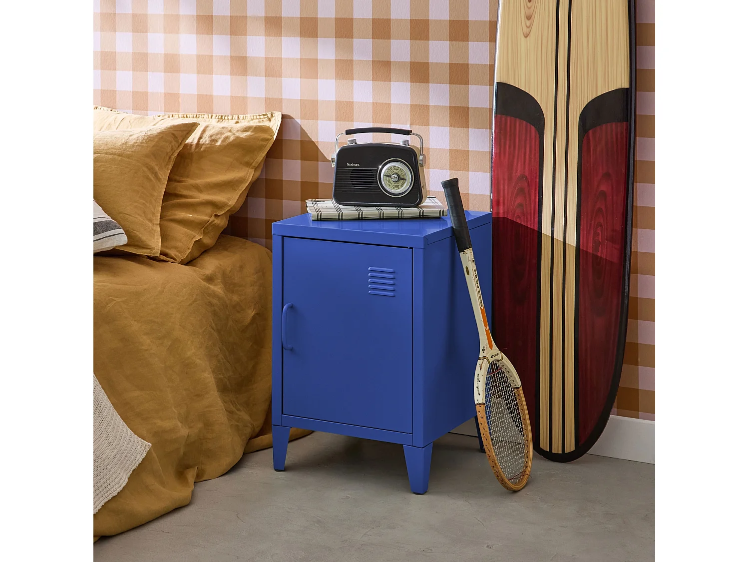 Table de chevet en acier bleu. 1 porte. casier. chambre enfant