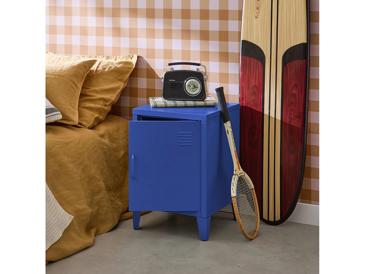 Table de chevet en acier bleu. 1 porte. casier. chambre enfant