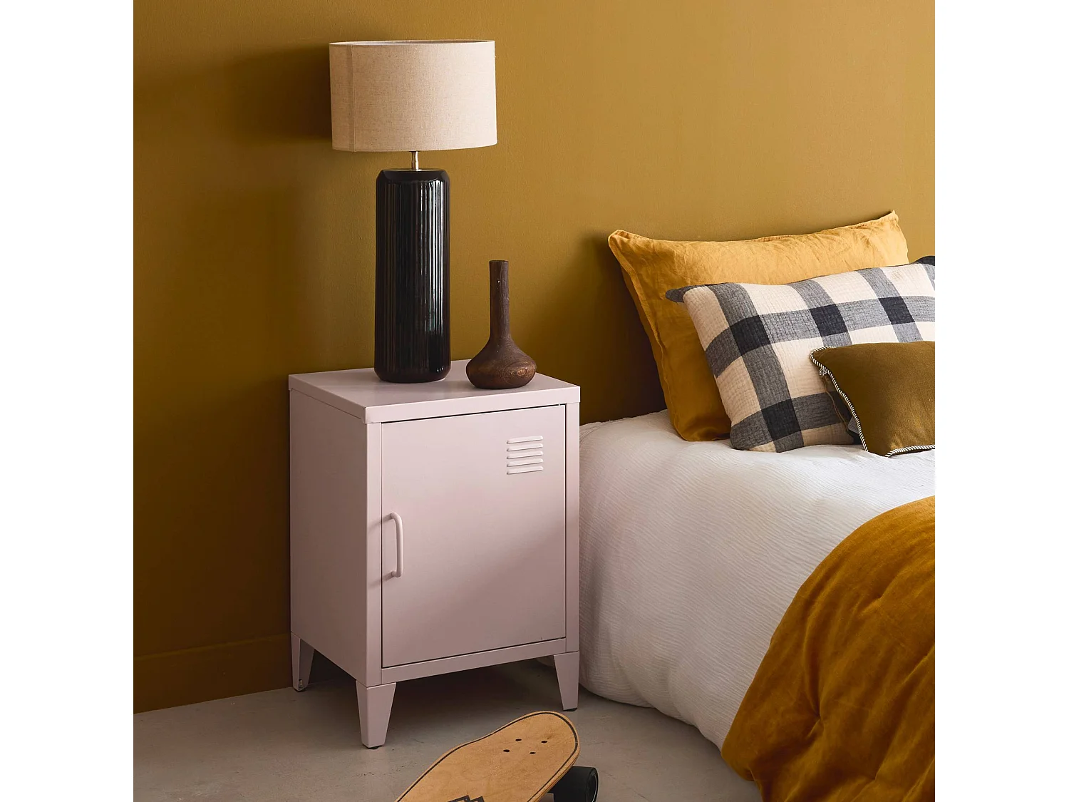 Table de chevet en acier rose. 1 porte. casier. chambre enfant