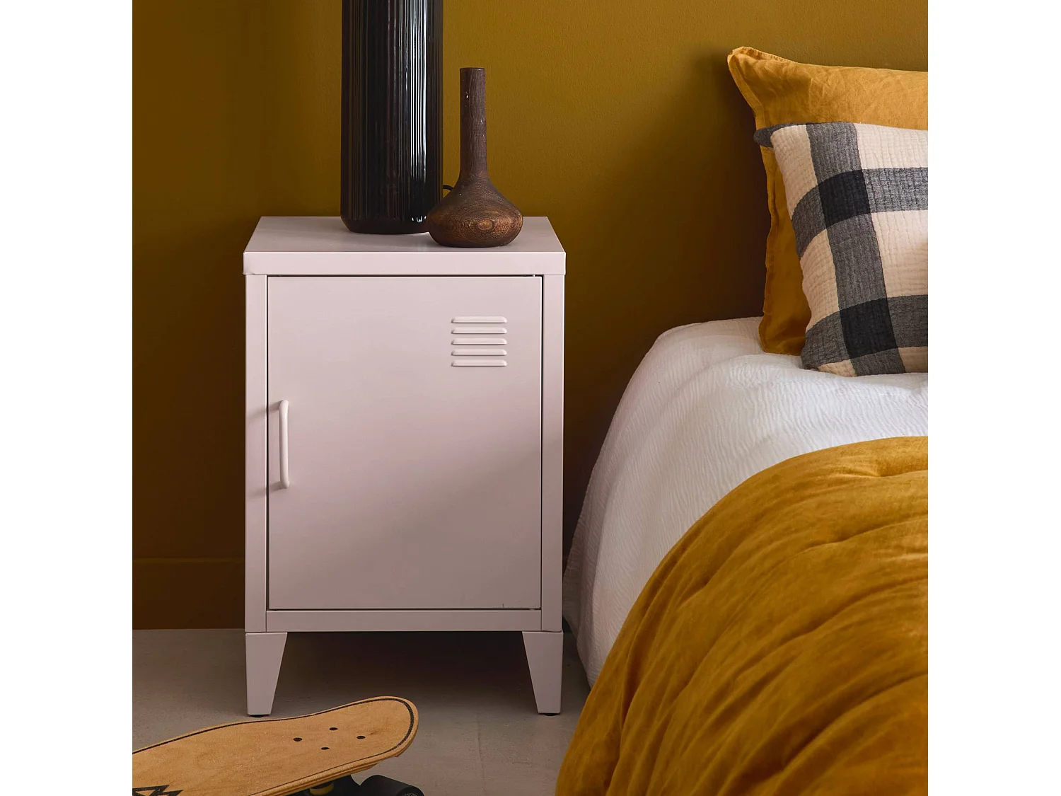 Table de chevet en acier rose. 1 porte. casier. chambre enfant