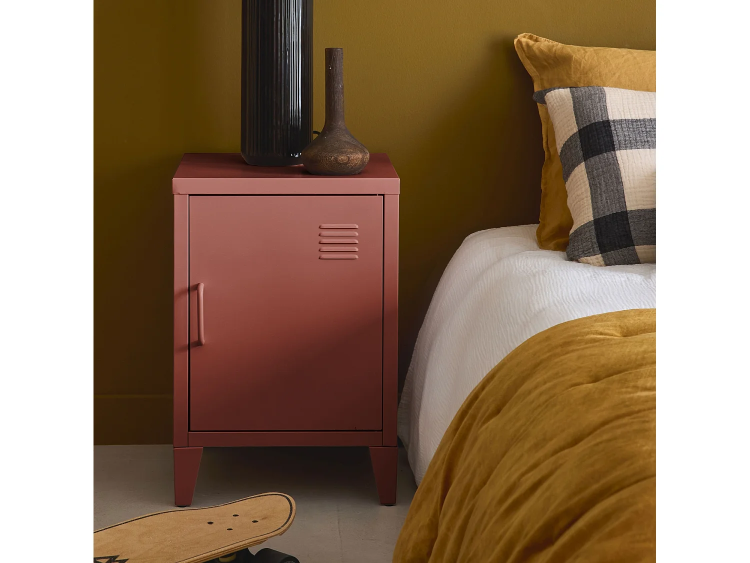 Table de chevet en acier terracotta. 1 porte. casier. chambre enfant