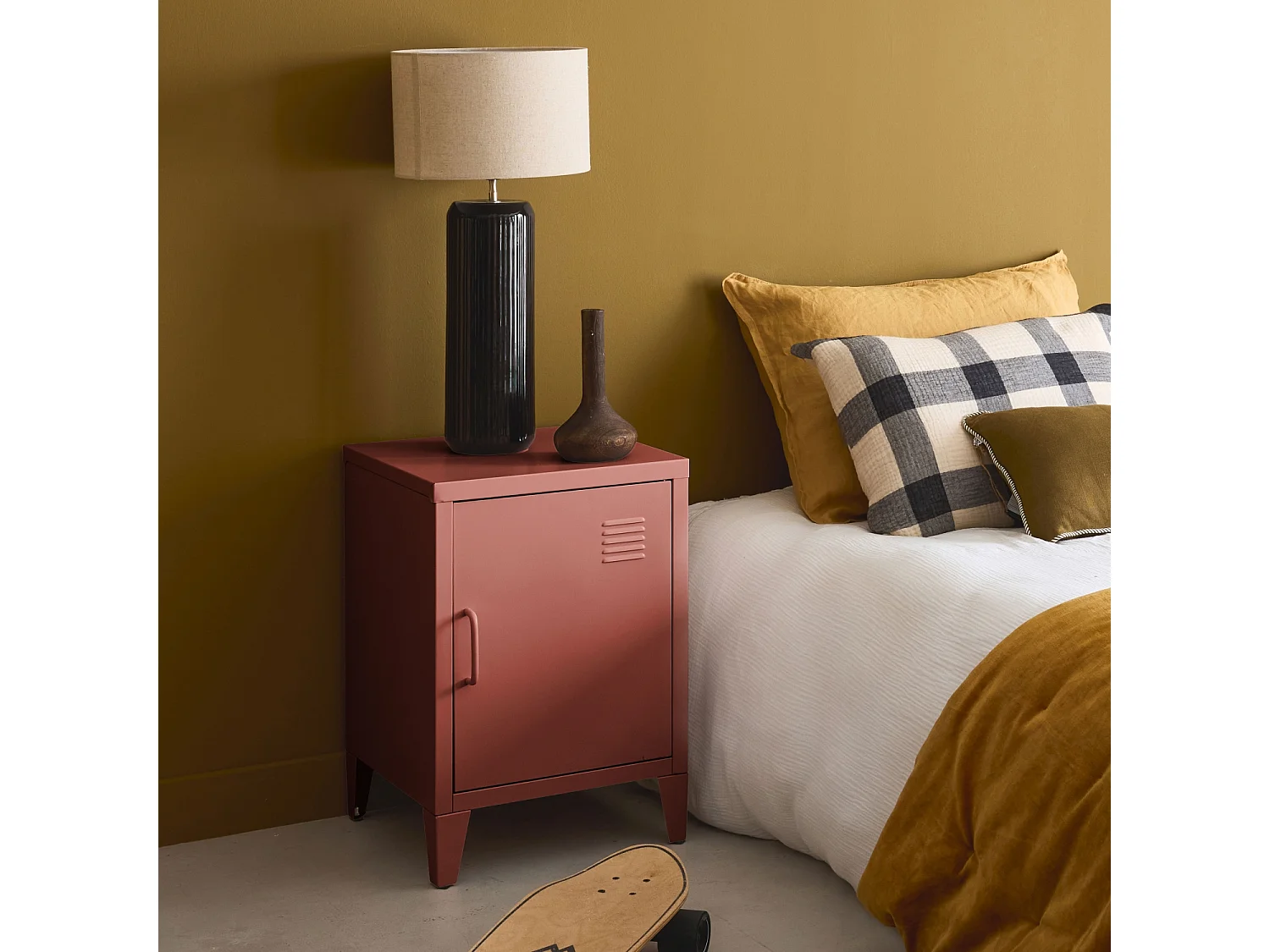 Table de chevet en acier terracotta. 1 porte. casier. chambre enfant