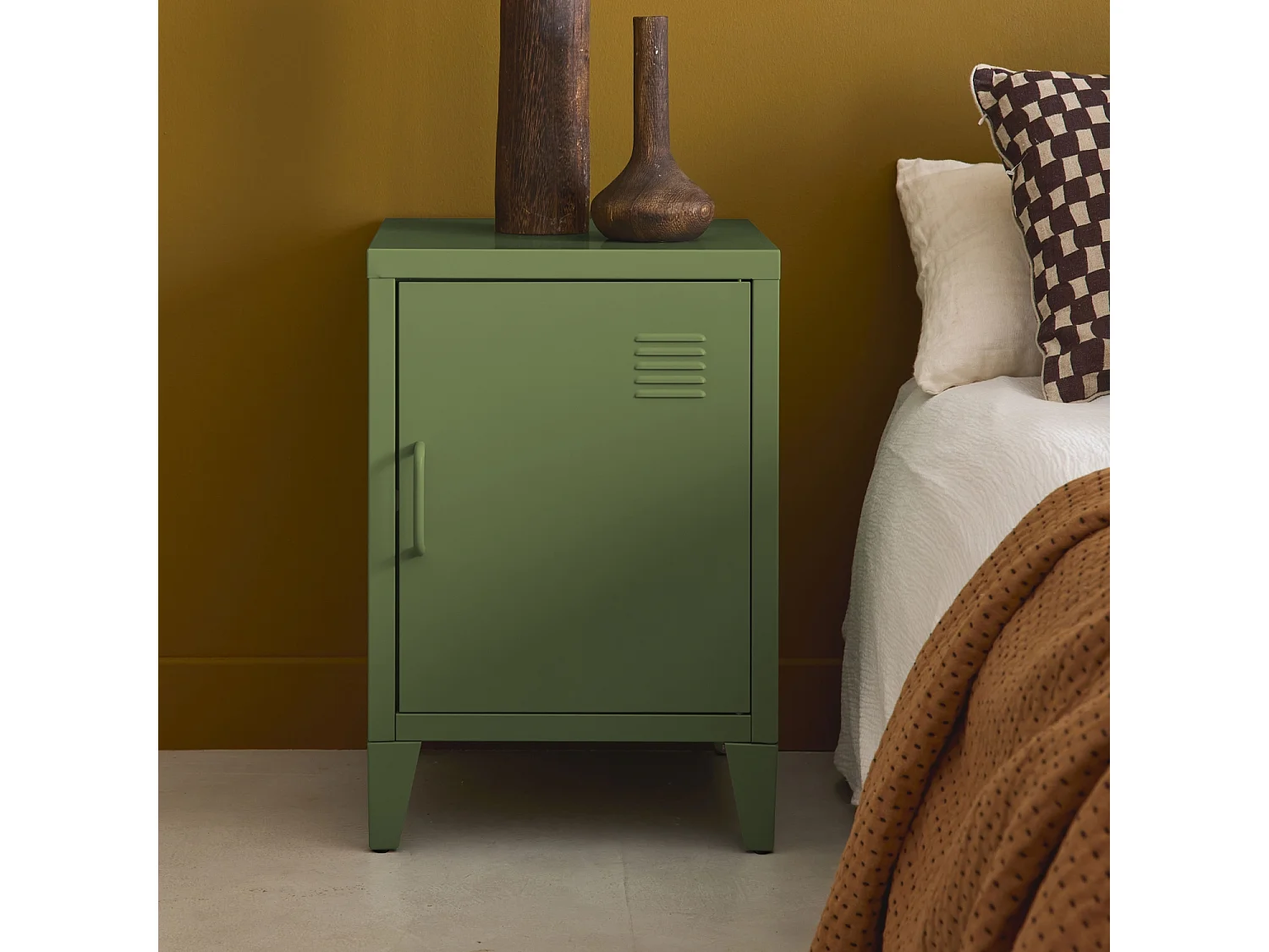 Table de chevet en acier kaki. 1 porte. casier. chambre enfant