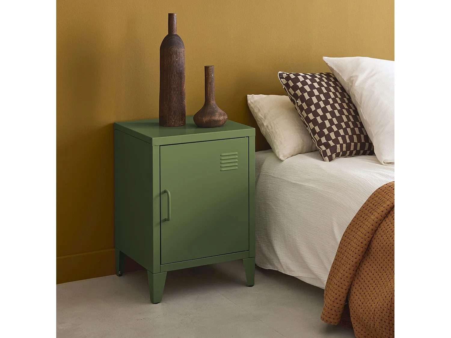 Table de chevet en acier kaki. 1 porte. casier. chambre enfant