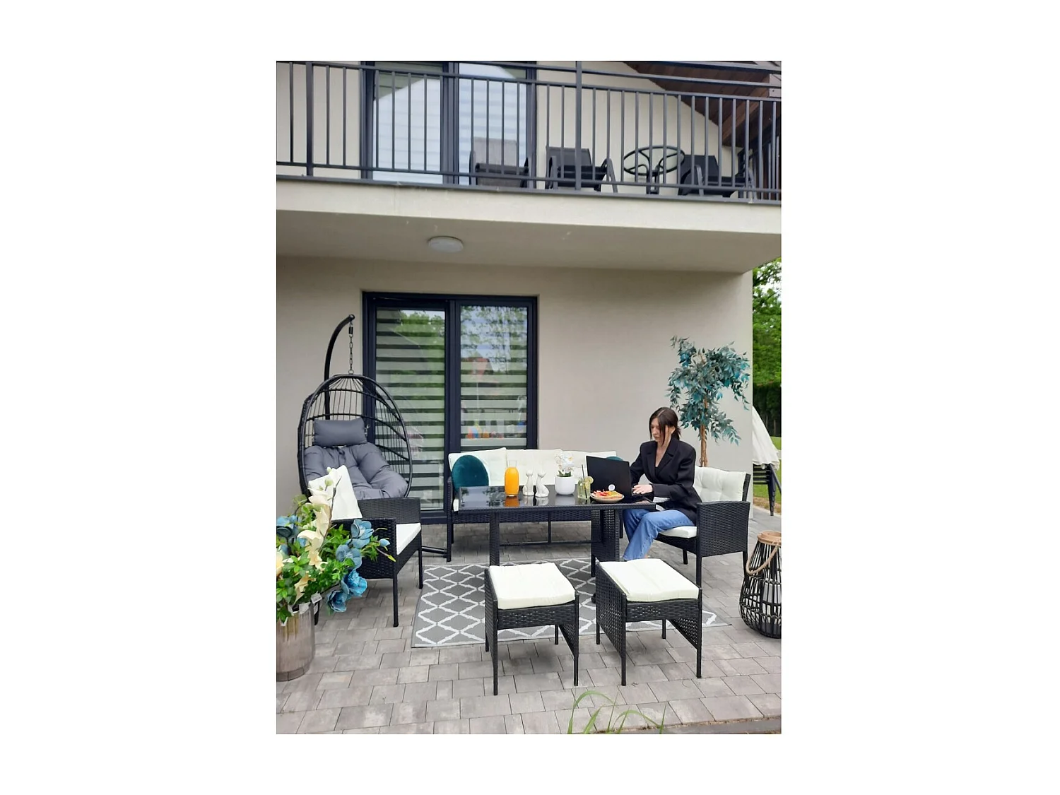 Conjunto de jardín LUXORIA 7 plazas negro y crema con sofá, sillones, pufs y mesa
