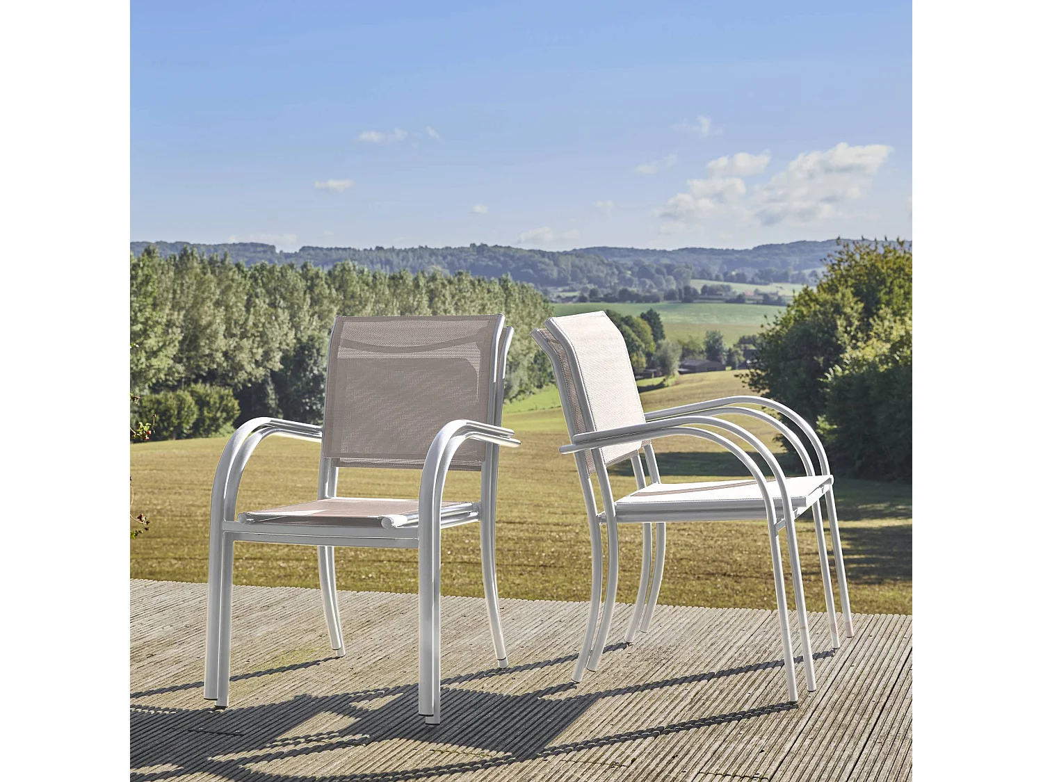 Lot de 4 fauteuils de jardin AMARA en aluminium et textilene blanc. 62 x 55 x 84 cm