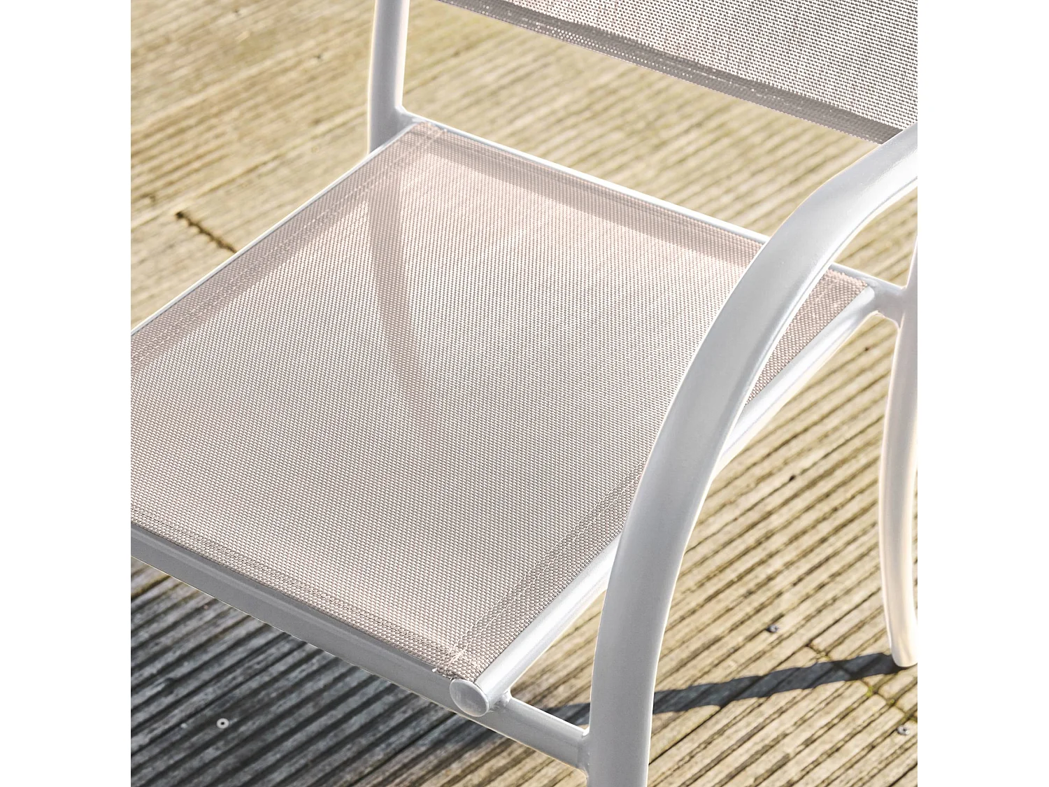 Lot de 4 fauteuils de jardin AMARA en aluminium et textilene blanc. 62 x 55 x 84 cm