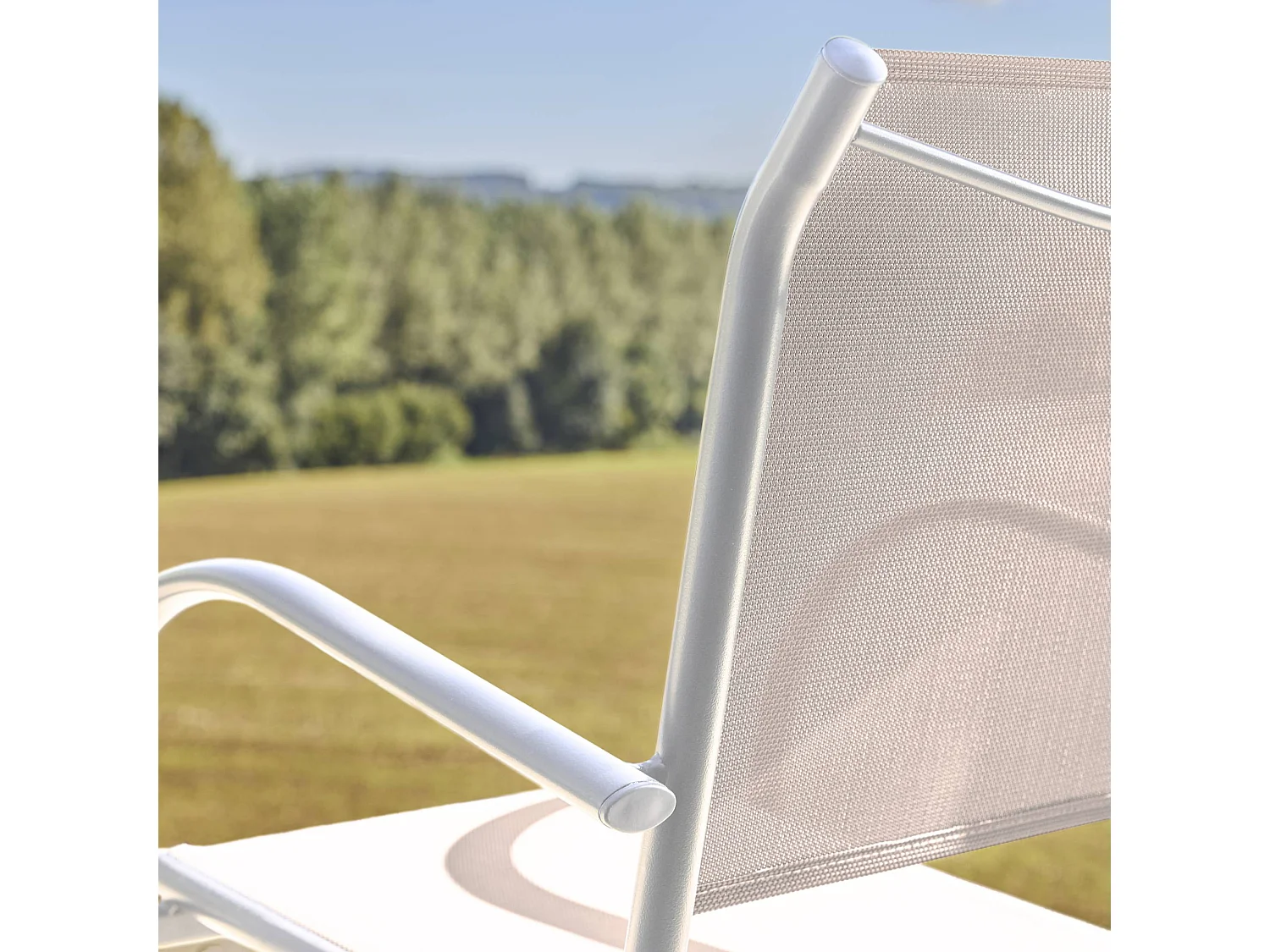 Lot de 4 fauteuils de jardin AMARA en aluminium et textilene blanc. 62 x 55 x 84 cm