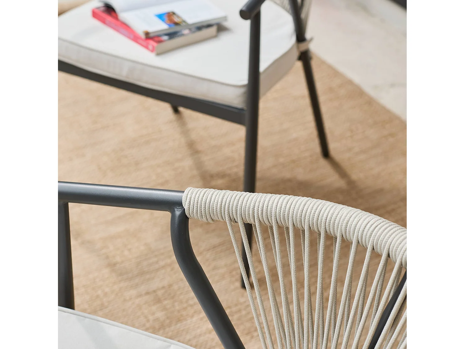 Set 2 sedie da giardino impilabili in acciaio e corde, beige