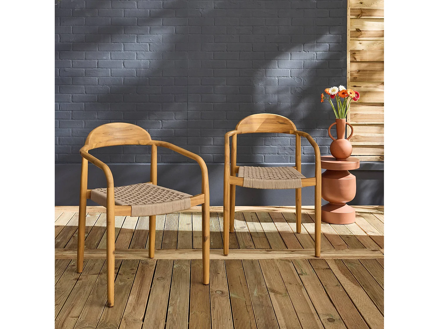 Set di 2 poltrone in legno di acacia, seduta beige in resina | sweeek