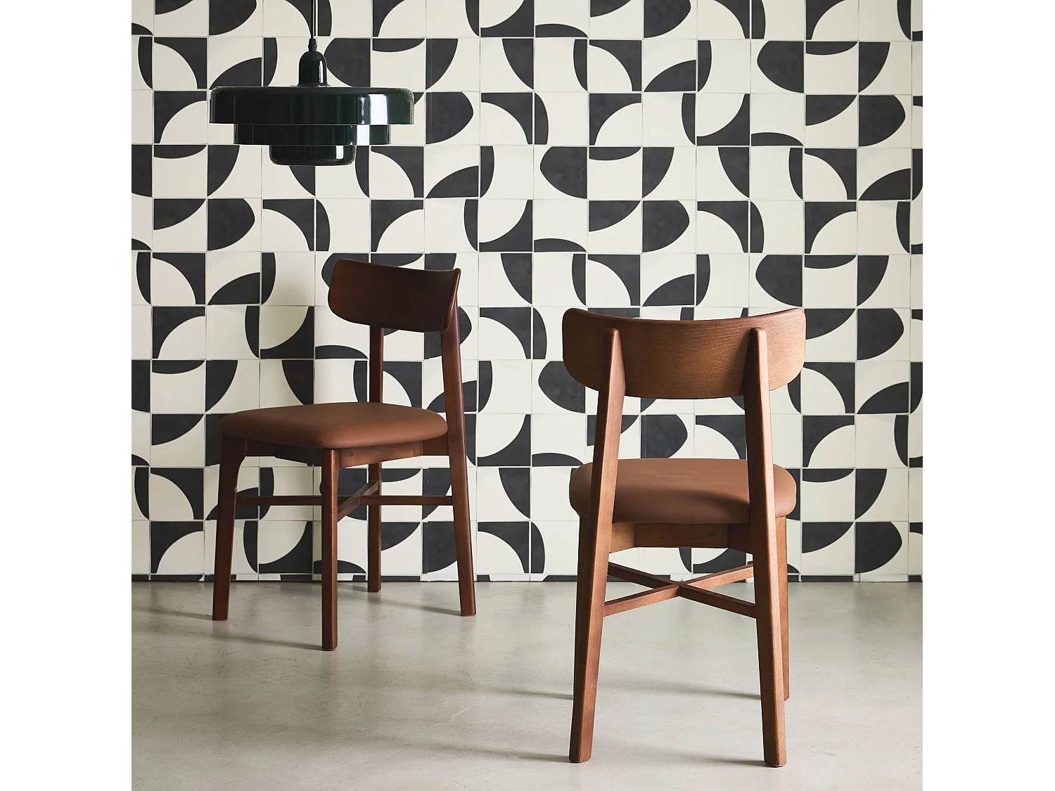 Set di 2 sedie in legno di hevea e similpelle, noce