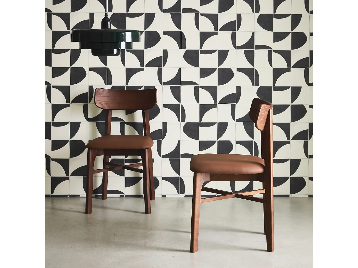 Lot de 2 chaises bois d'hévéa et assise simili cuir marron. vintage. L 45 x P 48 x H 81cm