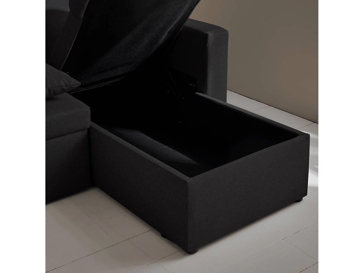Canapé panoramique convertible en tissu noir. 4 places. coffre rangement. lit modulable