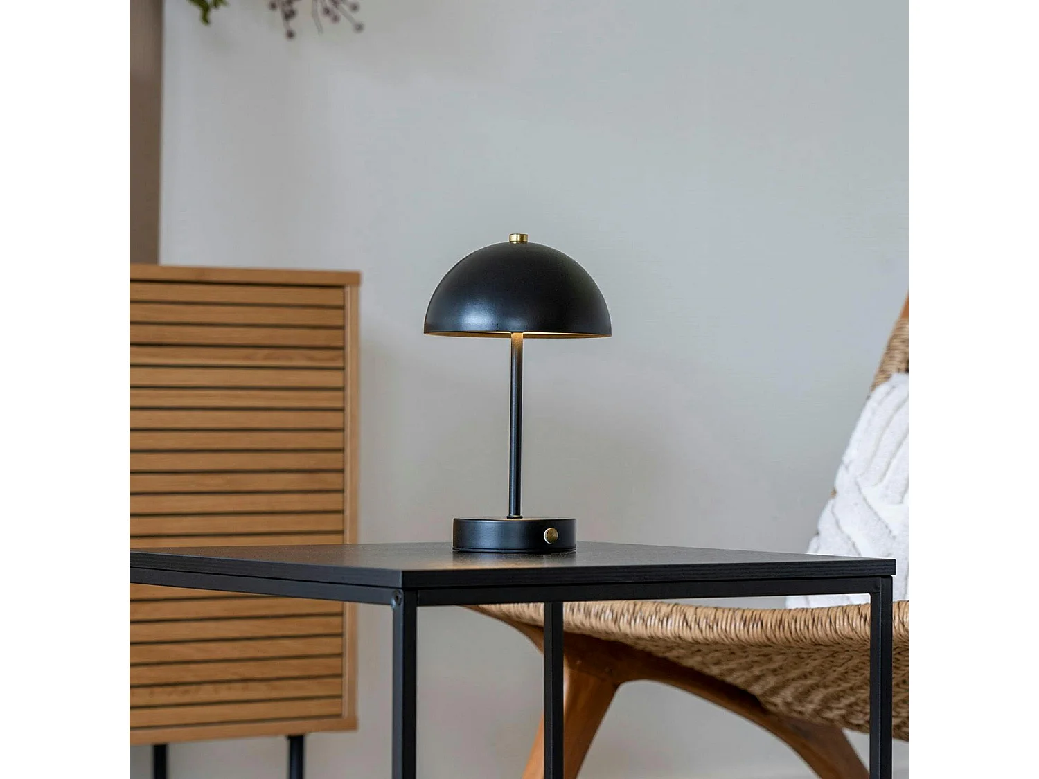 Lampe de table rechargeable en métal noir SILE