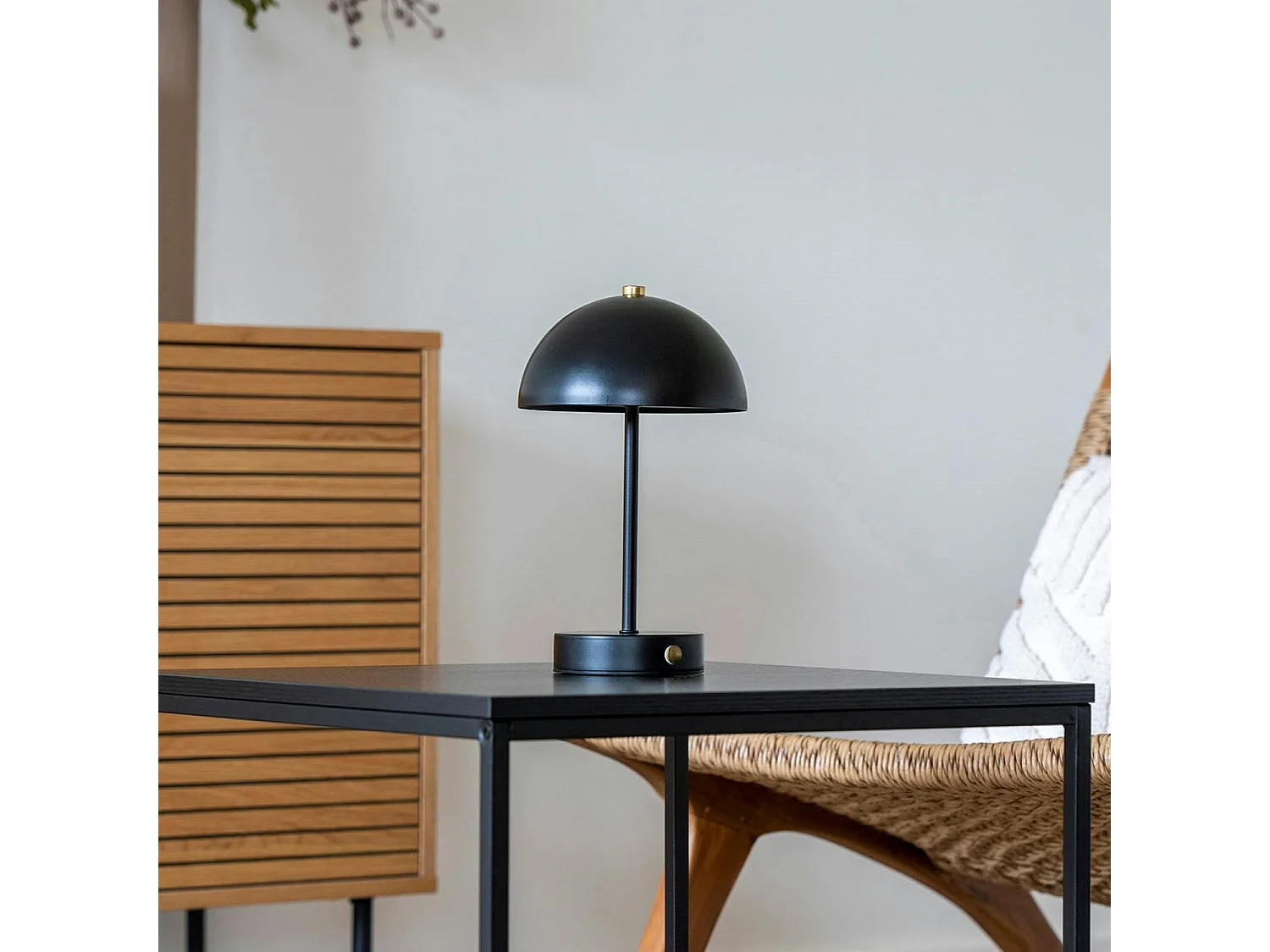 Lampe de table rechargeable en métal noir SILE