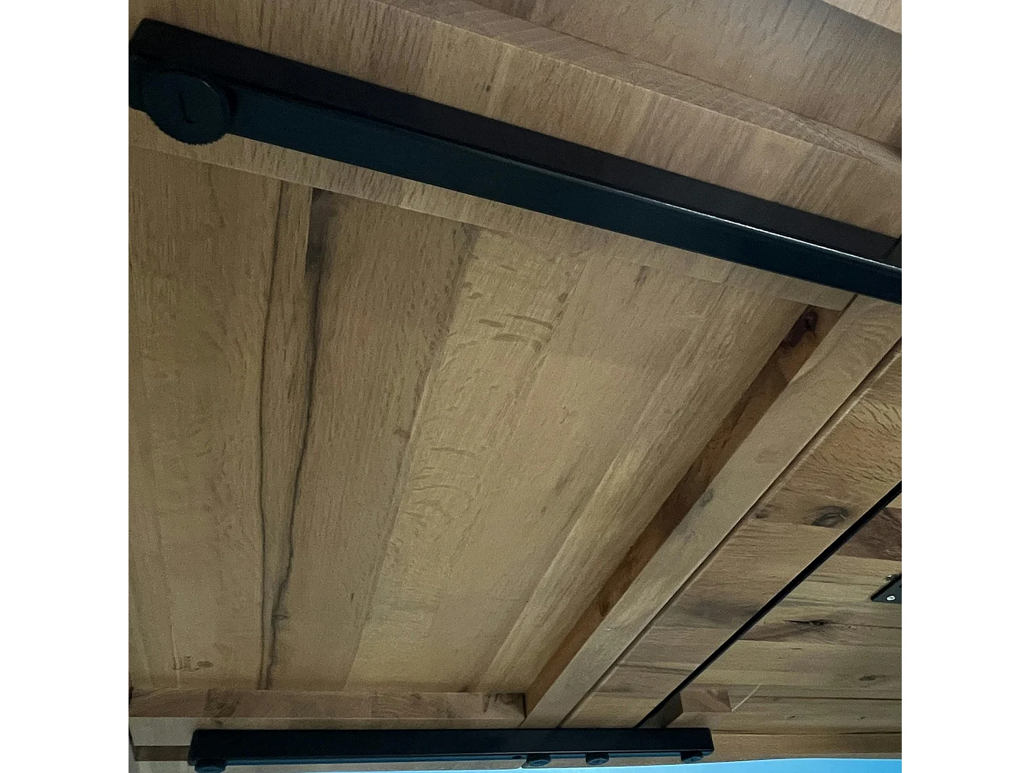 Table extensible chêne brun bords naturels pied noir fin 200 cm PALERME