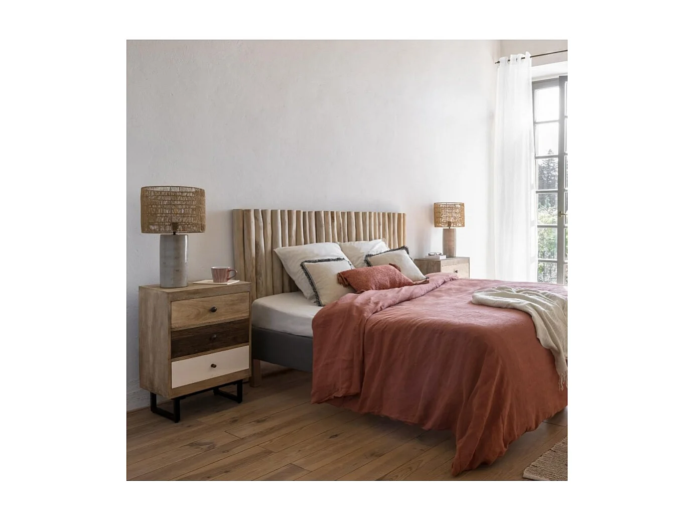 Table de chevet Table de nuit de 3 tiroirs en bois de manguier aspect vieilli - Longueur 49 x Profondeur  33 x Hauteur 73 cm