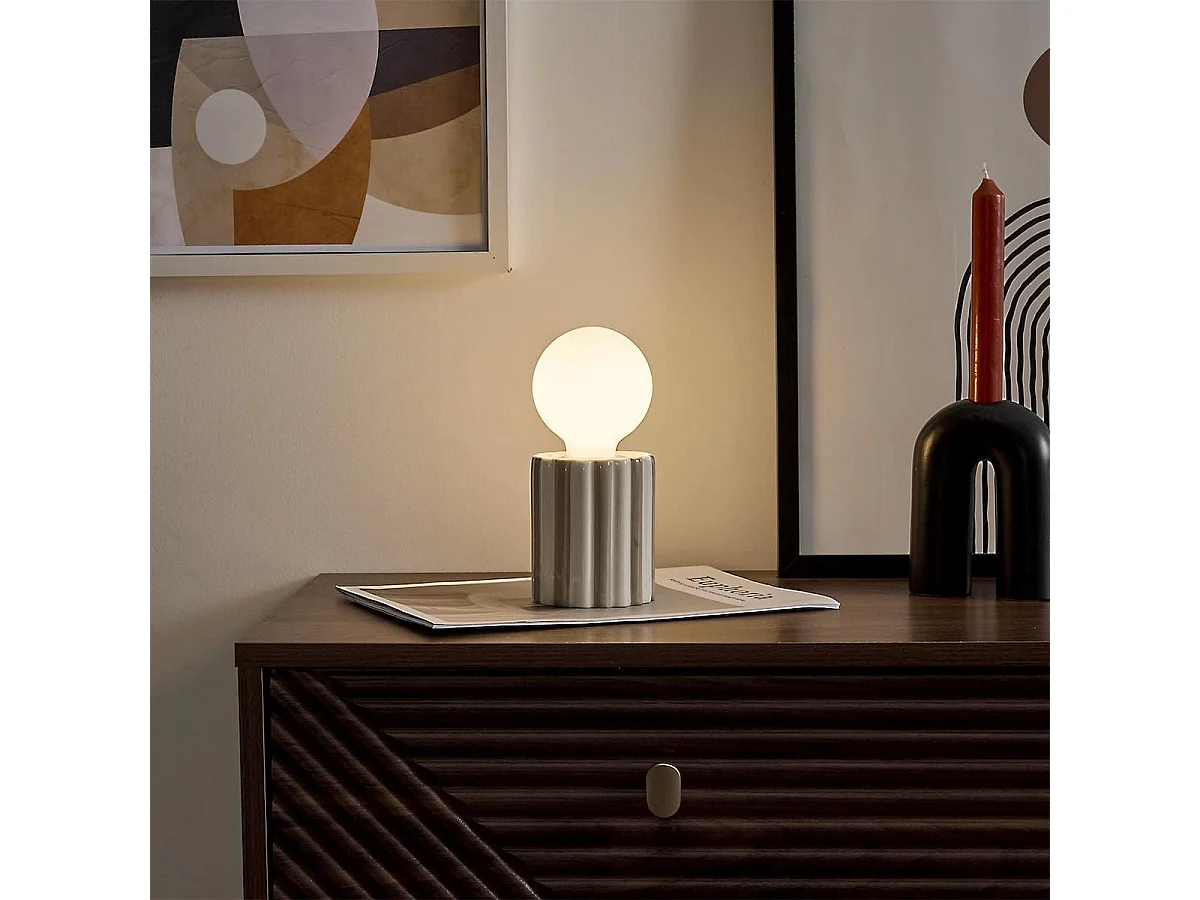 Lampe à poser céramique rayé taupe et blanc abat-jour globe (H17cm) sur piles