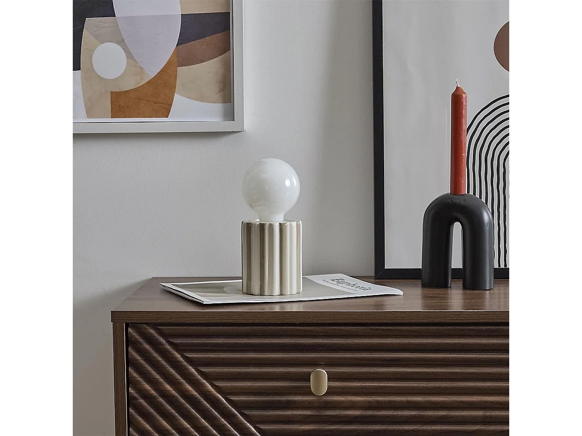 Lampe à poser céramique rayé taupe et blanc abat-jour globe (H17cm) sur piles