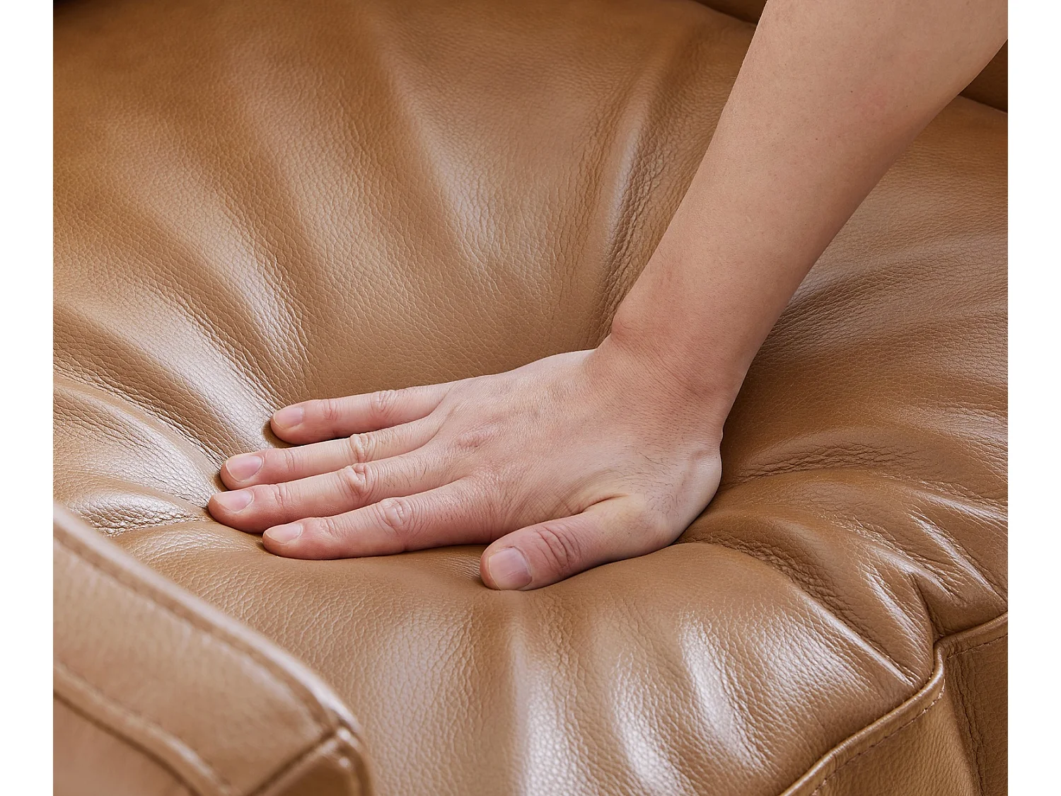 Fauteuil Pivotant En Cuir Véritable CHITA, Fauteuil Moderne Médiéval Certifié FSC Pour Salon Et Chambre, Entièrement Assemblé, Assise Sellier-Marron