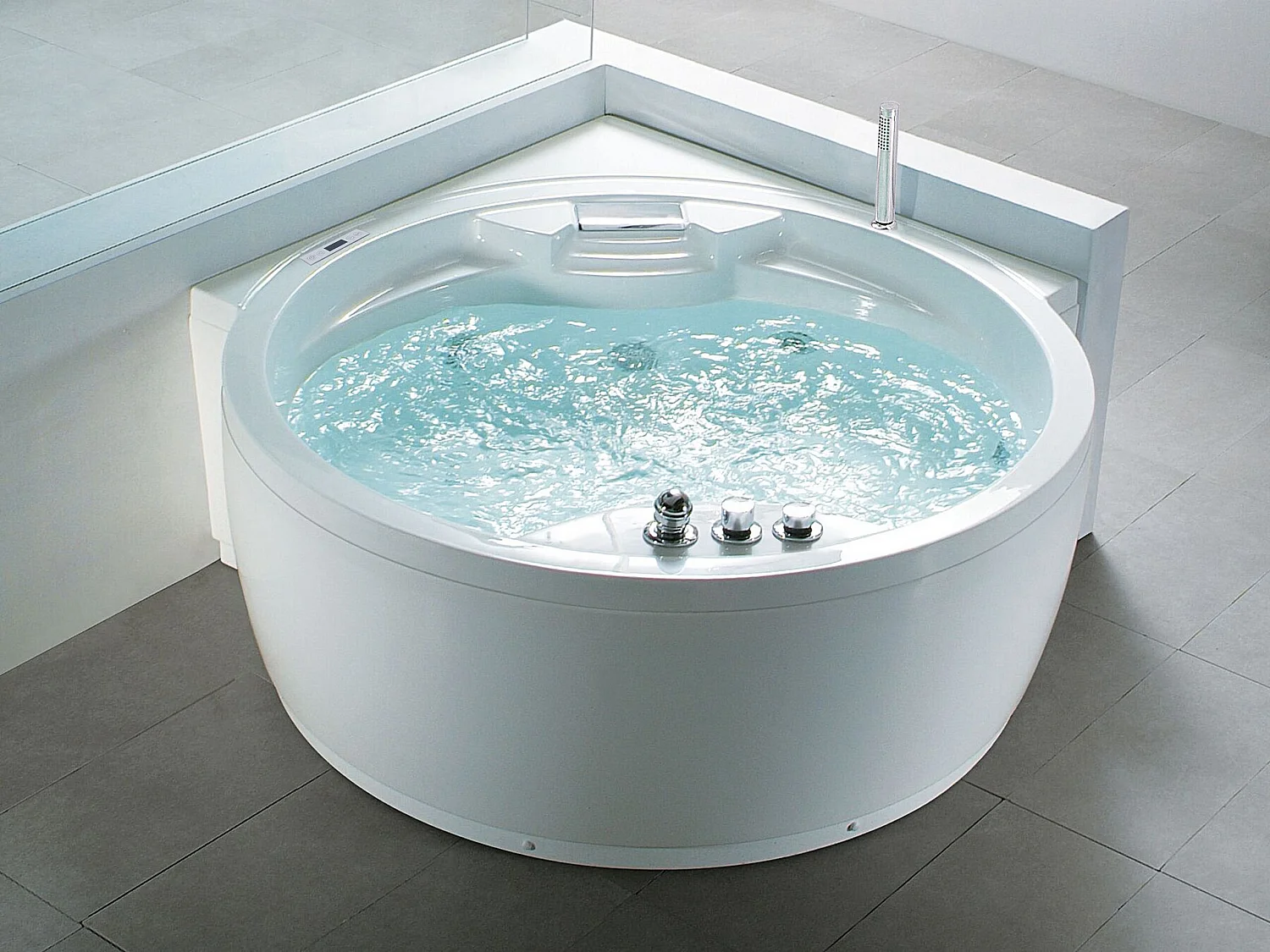 Baignoire d'angle à remous avec LED MILANO Avec haut-parleur Bluetooth intégré 181 x 150 cm Blanc