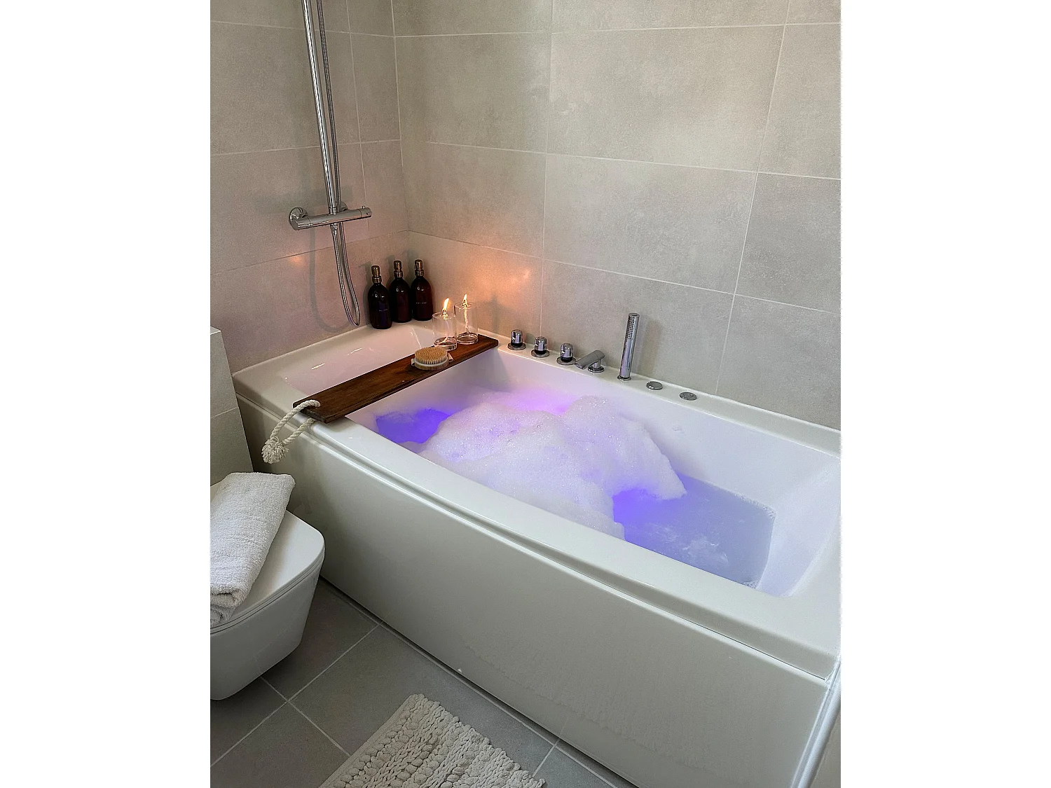 Baignoire d'angle à remous avec LED MOOR 173 x 82 cm Blanc