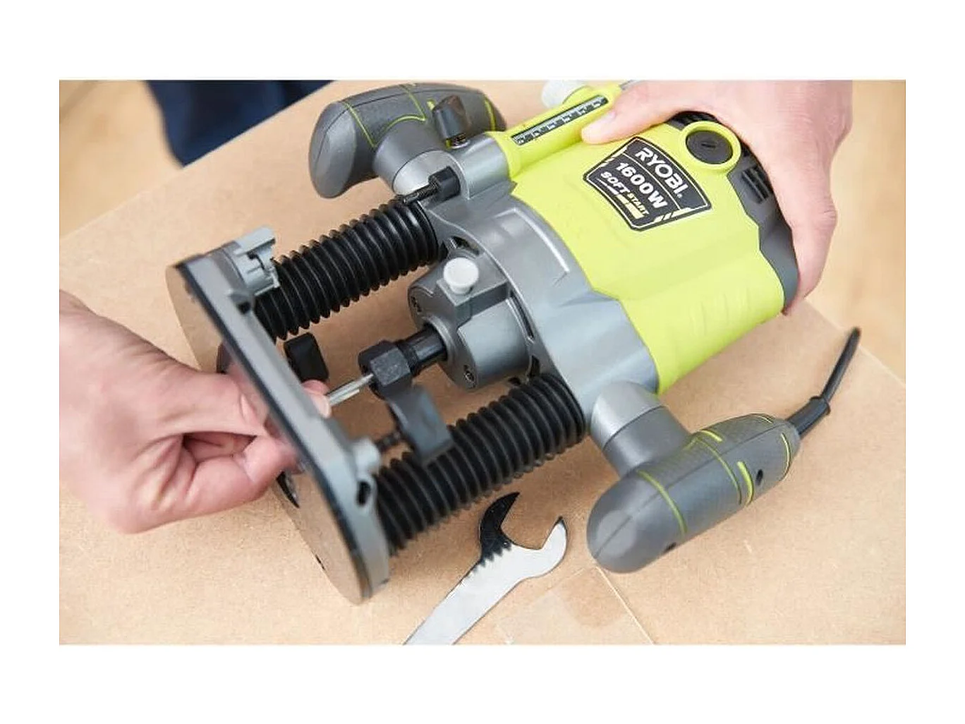 RYOBI RRT1600-K 1600W Tauchsäge mit Drehzahlregelung, SoftStart, 5 Fräser und Koffer