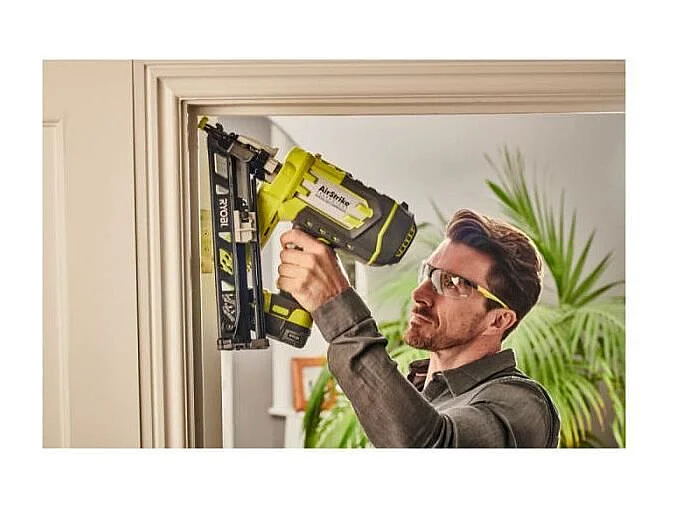 RYOBI AirStrike 18V 15G 25-64 mm schräger Finishnagler mit Hochleistungsladegerät und Doppel-LED