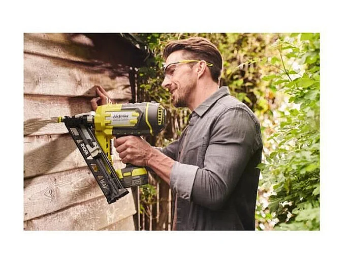 RYOBI AirStrike 18V 15G 25-64 mm schräger Finishnagler mit Hochleistungsladegerät und Doppel-LED