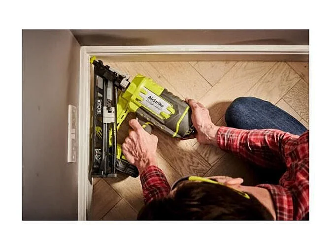 RYOBI AirStrike 18V 15G 25-64 mm schräger Finishnagler mit Hochleistungsladegerät und Doppel-LED