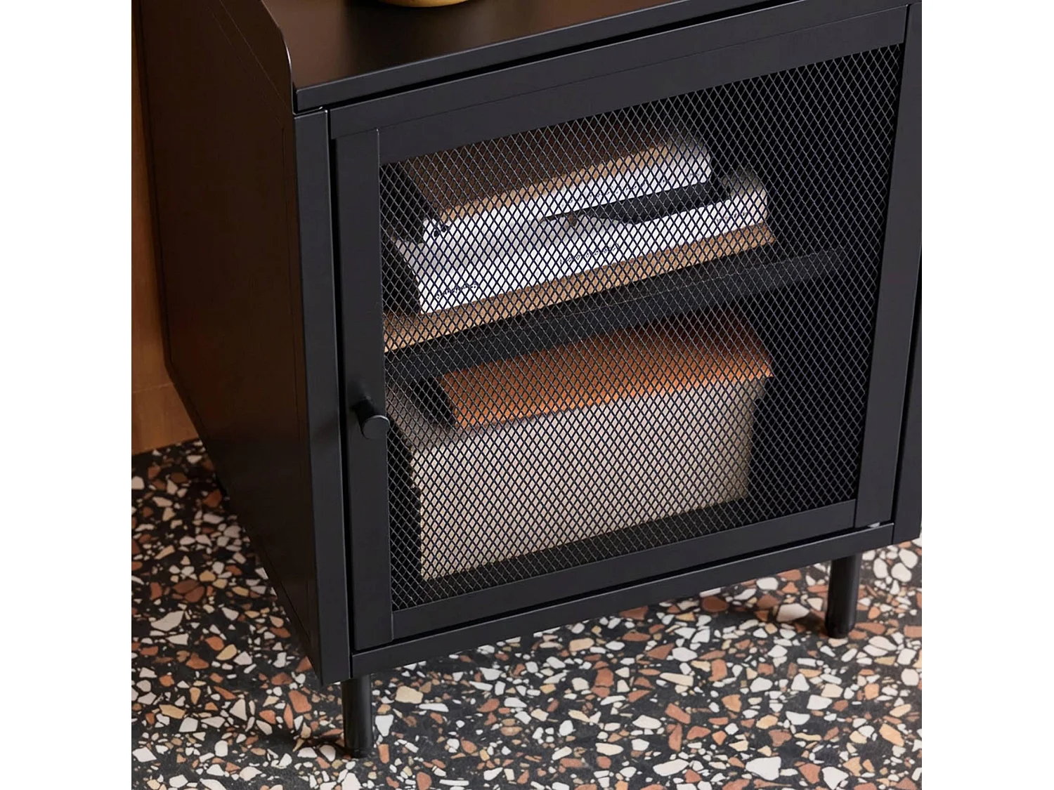 Lot de 2 tables de chevet industrielles métal noir 1 porte grillagée. 40 x 37 x 58.5 cm - Ohio