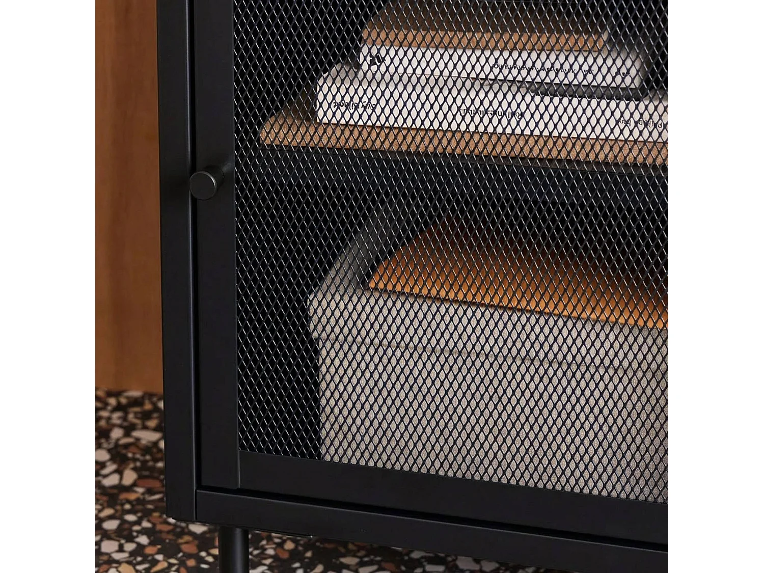 Lot de 2 tables de chevet industrielles métal noir 1 porte grillagée. 40 x 37 x 58.5 cm - Ohio