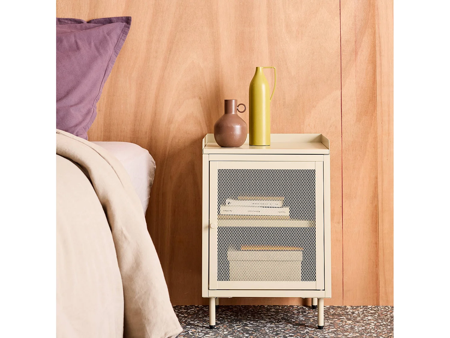 Lot de 2 tables de chevet industrielles métal crème 1 porte grillagée. 40 x 37 x 58.5 cm - Ohio