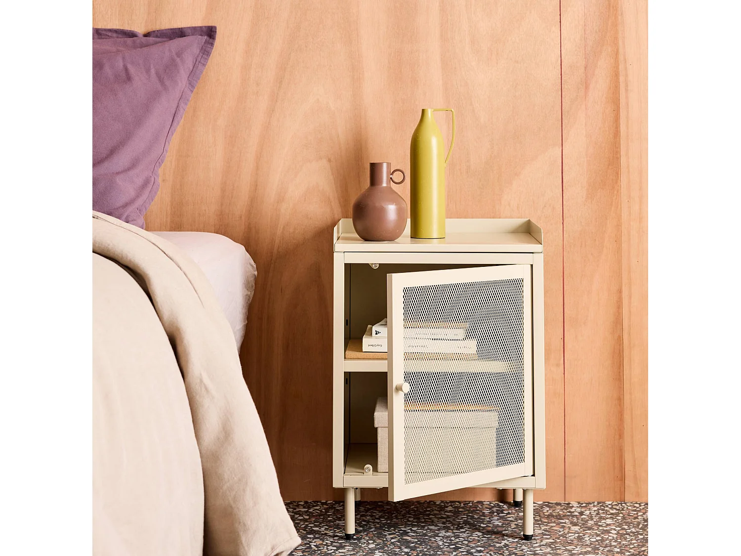 Lot de 2 tables de chevet industrielles métal crème 1 porte grillagée. 40 x 37 x 58.5 cm - Ohio