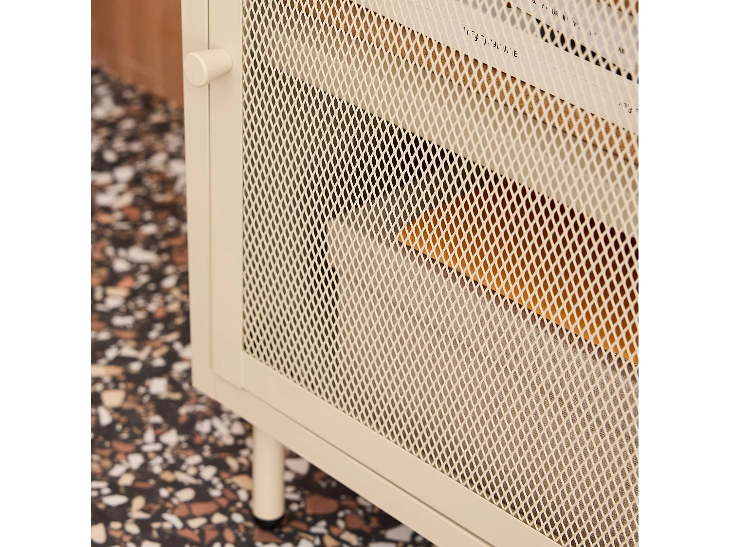 Lot de 2 tables de chevet industrielles métal crème 1 porte grillagée. 40 x 37 x 58.5 cm - Ohio