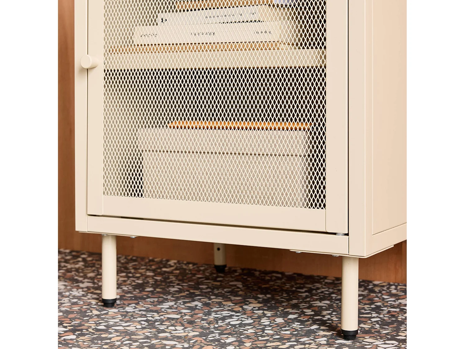 Table de chevet industrielle métal crème 1 porte grillagée. 40 x 37 x 58.5 cm - Ohio