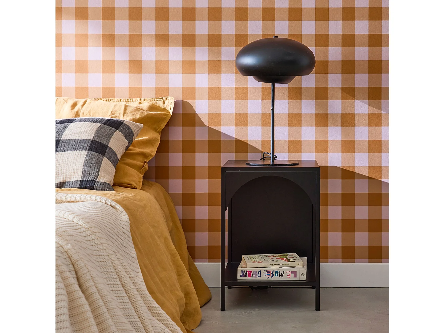 Table de chevet. table d'appoint en acier noir