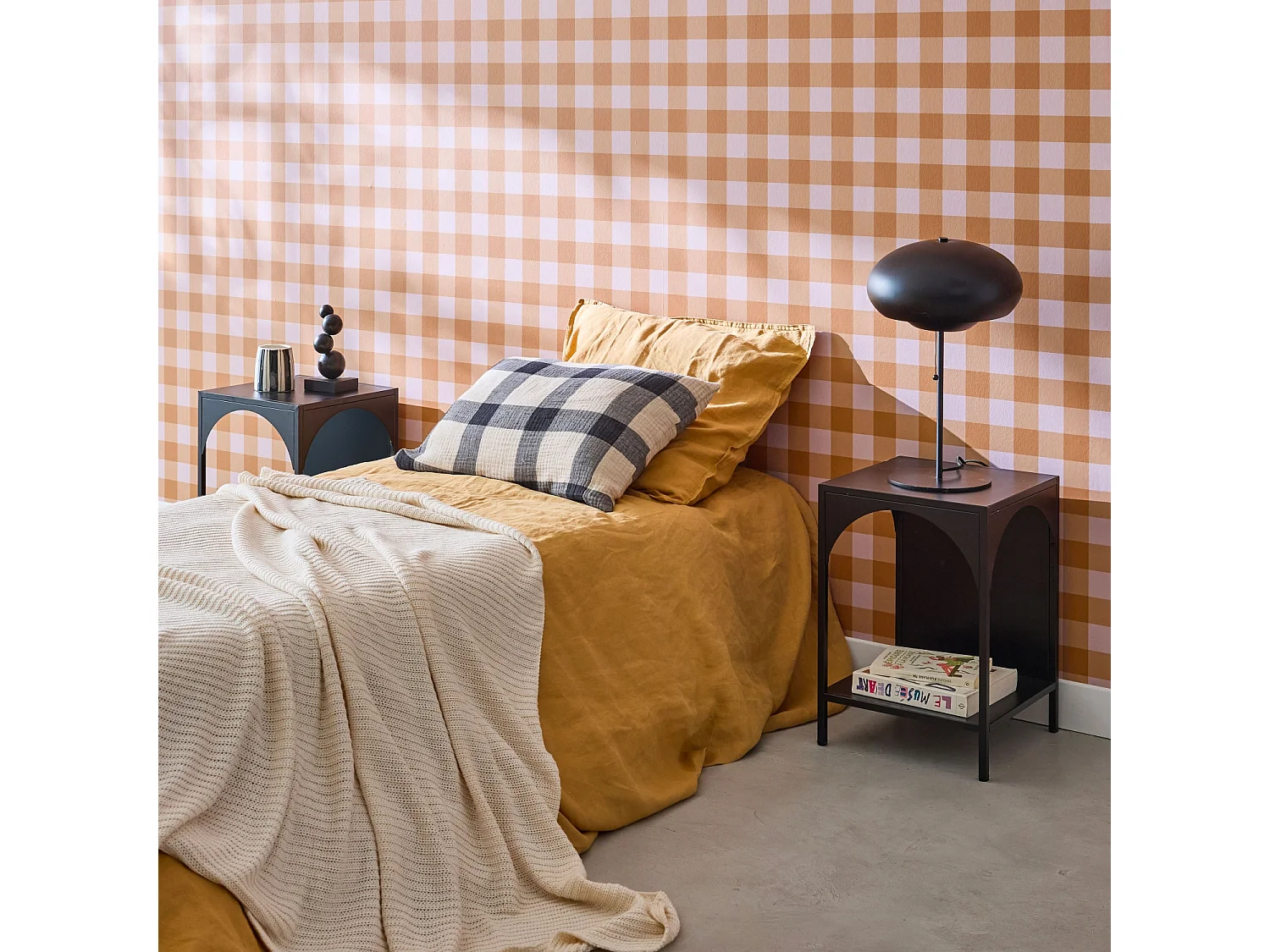 Table de chevet. table d'appoint en acier noir