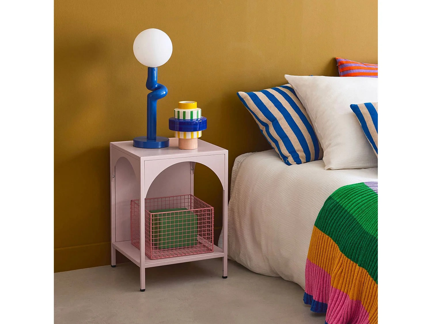 Table de chevet. table d'appoint en acier rose