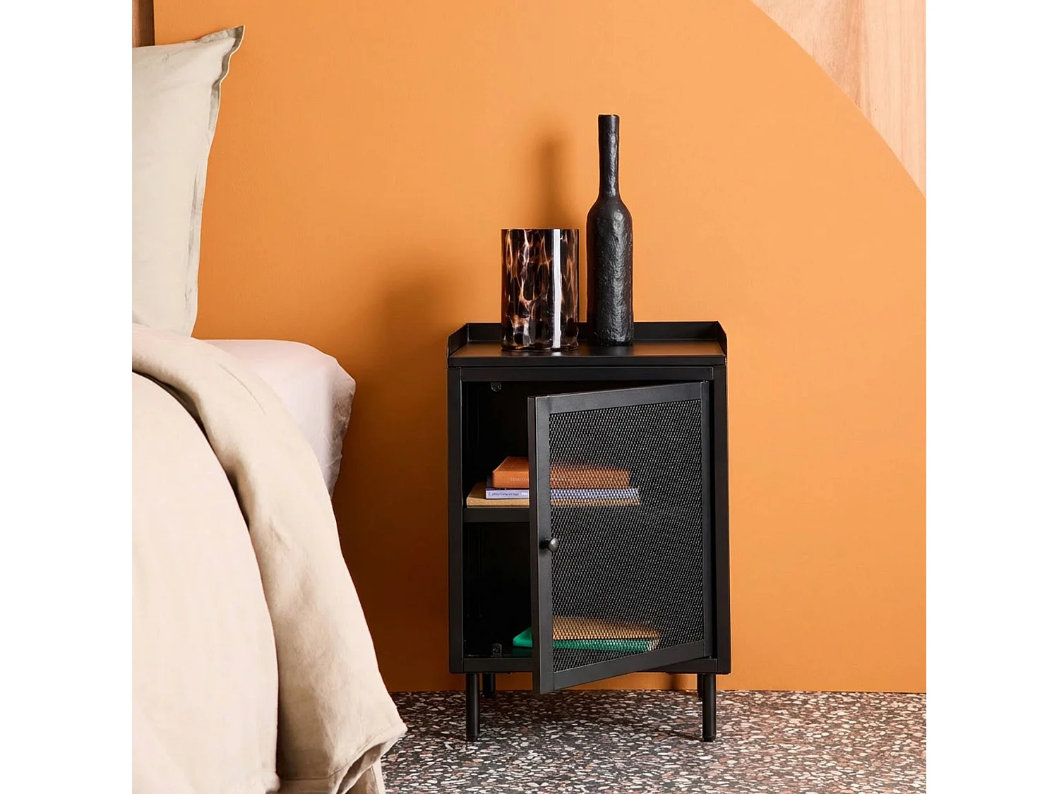 Table de chevet industrielle métal noir 1 porte grillagée. 40 x 37 x 58.5 cm - Ohio