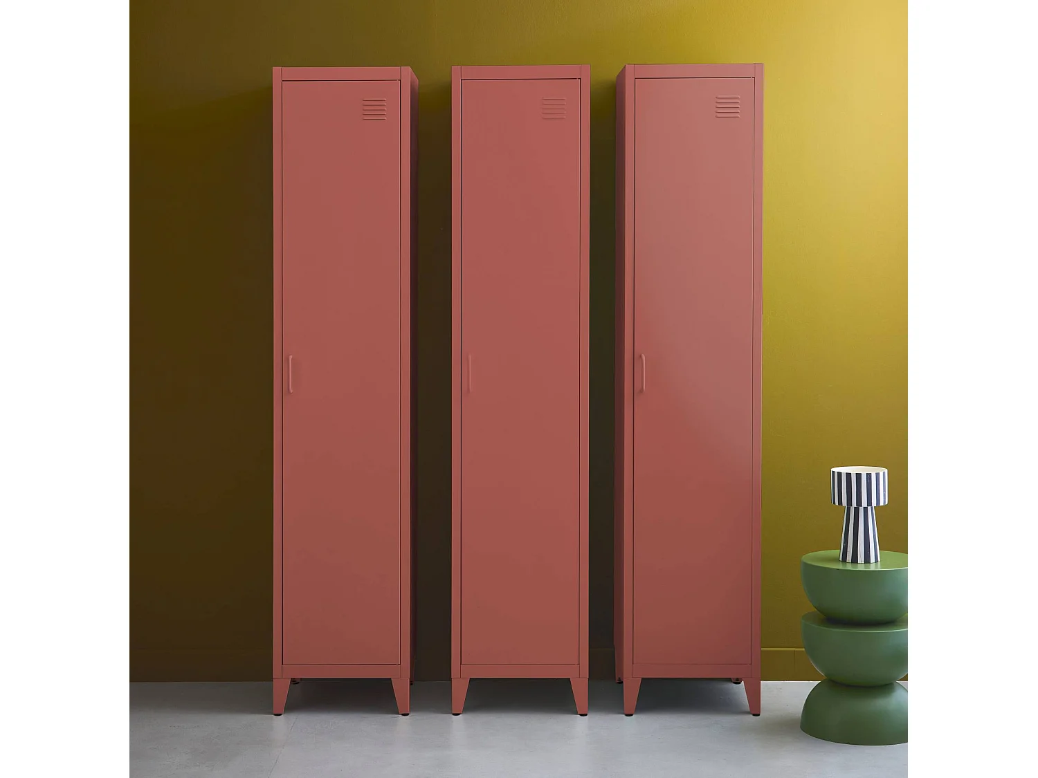 Armoire chambre enfant en acier terracotta. 4 espaces de rangement. casier. L 38 x P 38 x H 180 cm