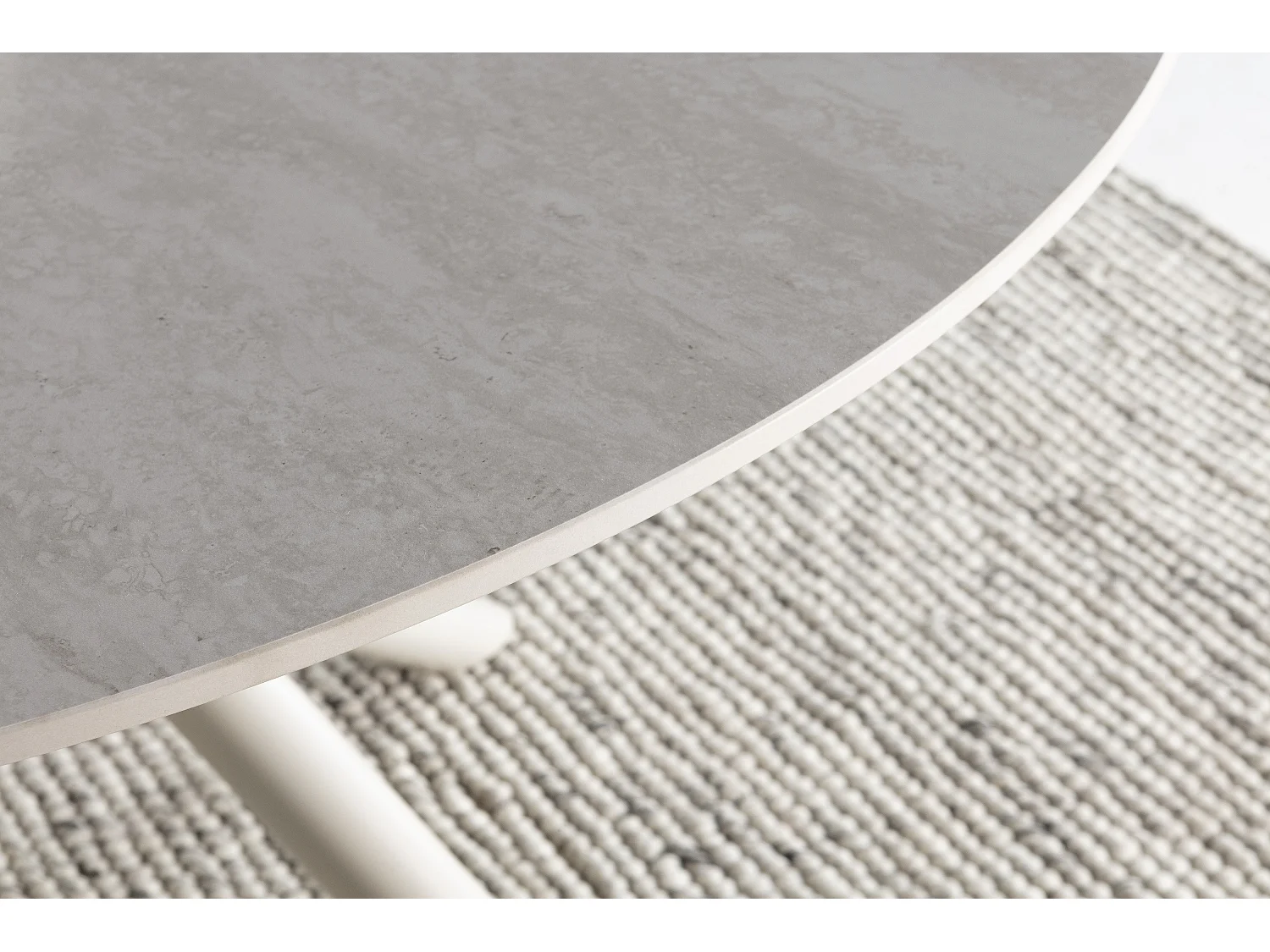 Table ronde en pierre frittée 119x75 cm