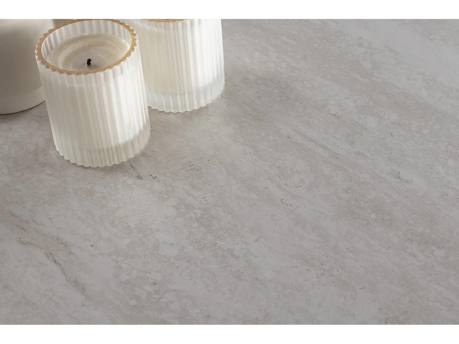 Table ronde en pierre frittée 119x75 cm