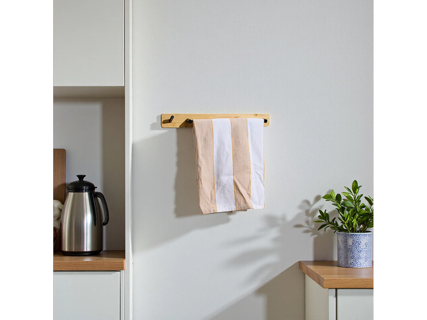 Crochet adhésif 2 en 1 bois et métal noir 40 cm, fixation sans perçage pour cuisine et salle de bain