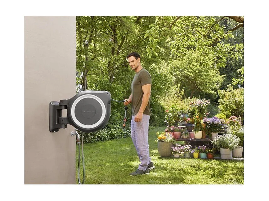 Automatische Wand-Schlauchtrommel GARDENA RollUp M/L 25m Schlauch Ø13mm mit Spritze und 180° schwenkbarer Halterung