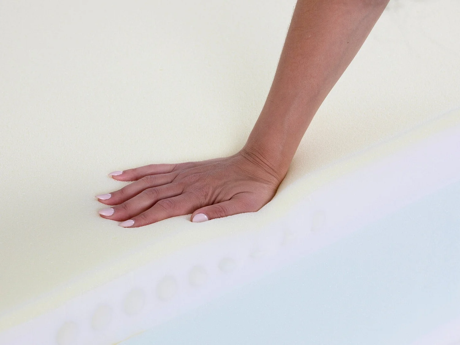 BUDWING Matelas Hybrid Sense 140x200 cm avec Traitement Antibactérien, Mousse à Mémoire de Forme et Ressorts Ensachés