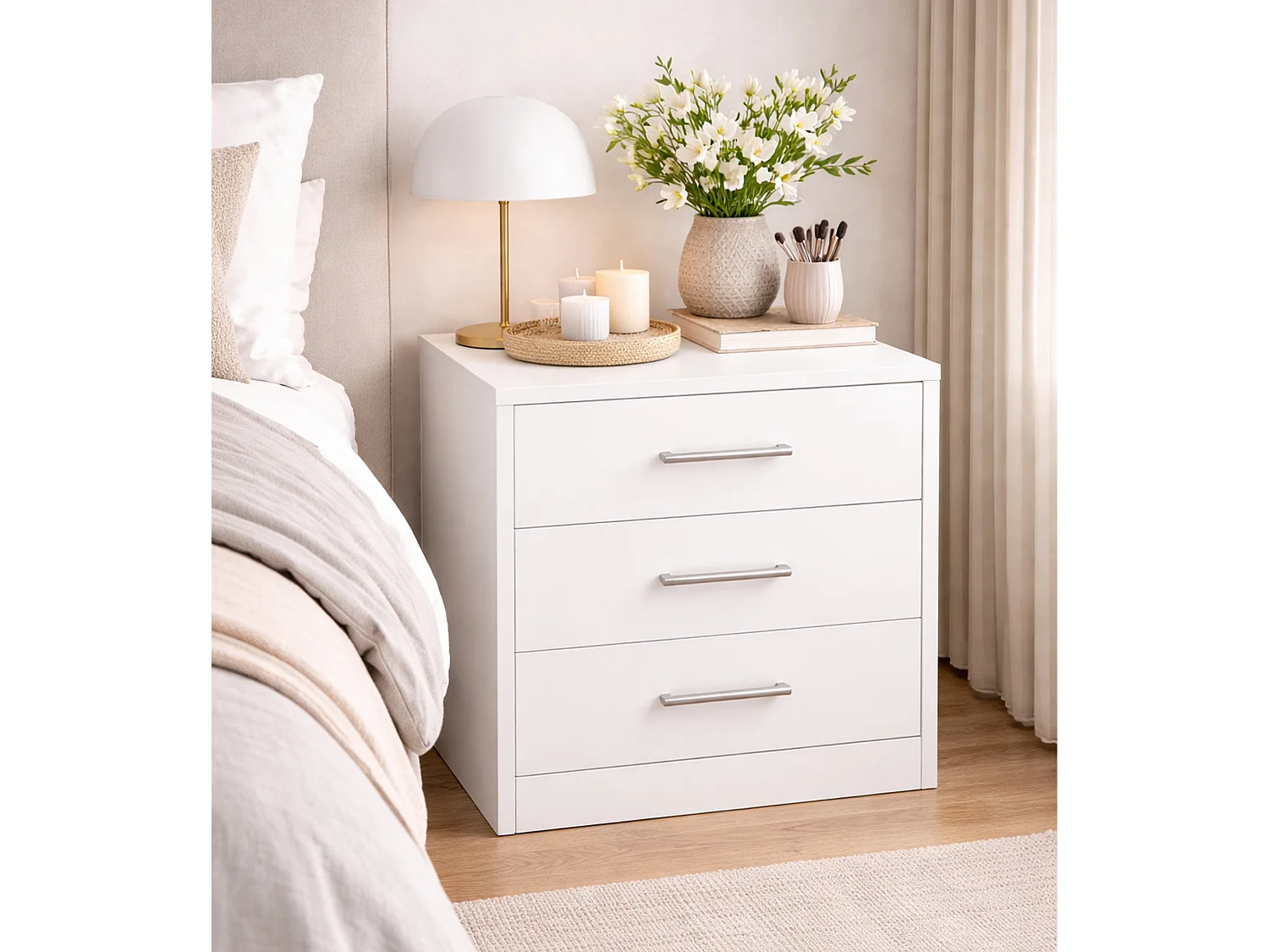 Mesita de noche de 57x45x40 cm con 3 cajones de MDF lacado en color blanco Elara